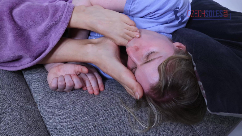 Czech Soles - foot fetish content: 자지를 빨고 핑거링하는 소녀