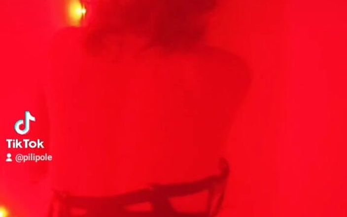 Sensual polestar: Tanzen im roten licht