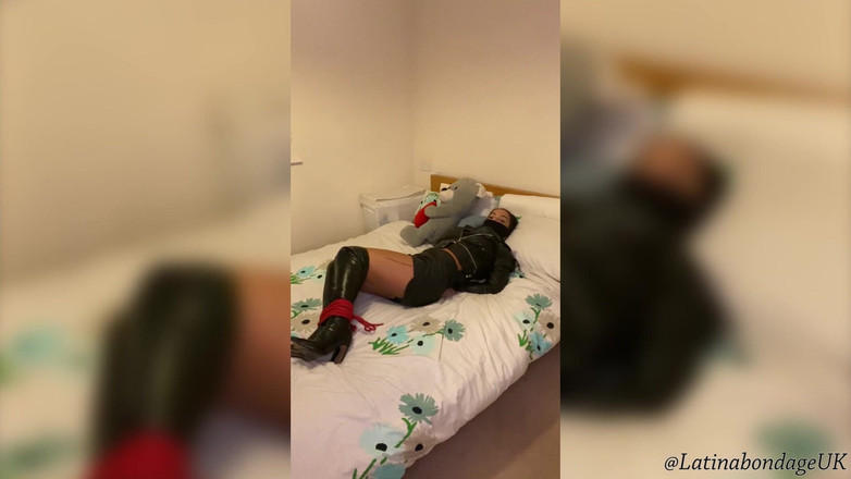 Latina Fetish: Latina in Lederstiefeln und Vollleder-outfit gefesselt, eng und mit tuch...