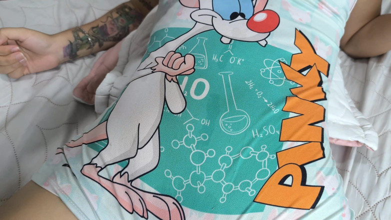 AbbyandSamanta: Pijama gecesi üvey erkek kardeşimi bir kadının ona mastürbasyon yapmasına izin...