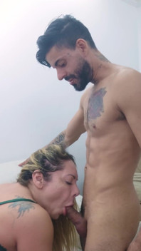 Dayanamadım ve yaramaz üvey annemi kanepede seviştim
