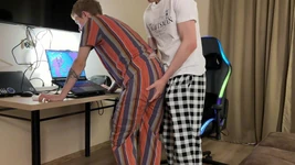 ゲームから男の気をそらし、イケメンに舐めを与え、彼のタイトなケツの穴をファックしましたパート1