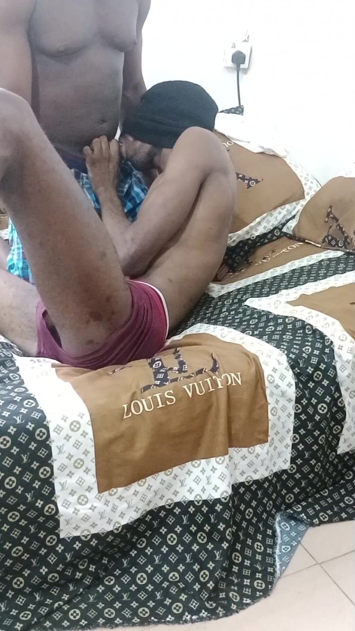 Enigmatic Buoy: Cowok kembar kontol besar suka banget dientot dan dimanjain