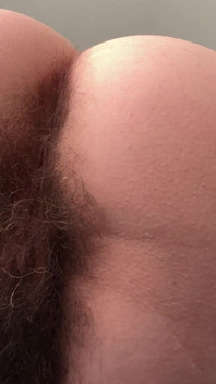 Peludo culo de adoración sentada en la cara