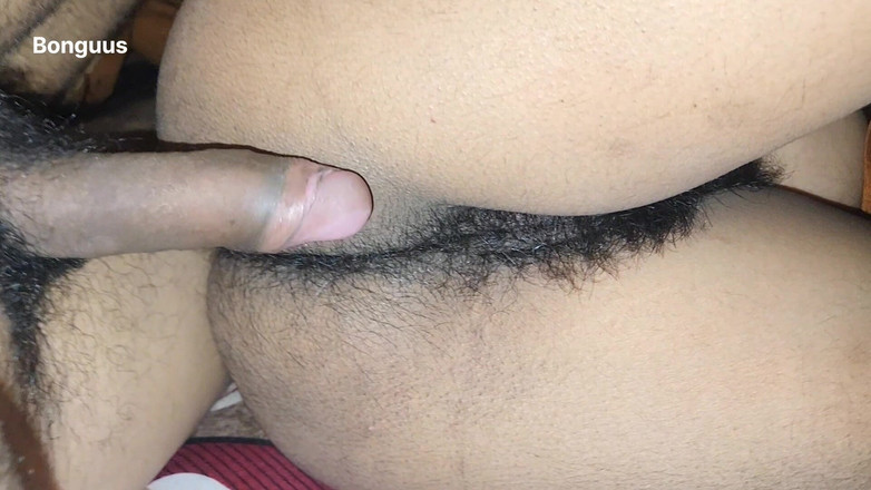 Riya Bonguus: Condivido il letto con la mia matrigna cazzo e mi...