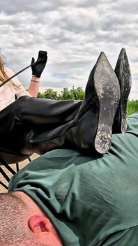 Leather Boots Seni Kontrol Ediyor