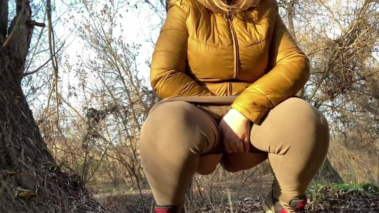 OurFetishLife: Nasse Muschi einer reifen, hockenden Milf pinkelt