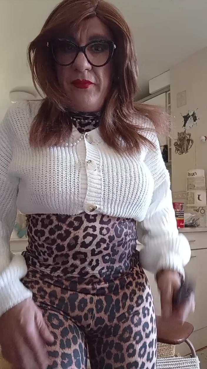 Yusti: Kamu suka sama leotard baruku nggak?