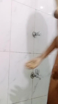 İşeme videosu Asyalı genç kız banyo yaparken işiyor bölüm 02
