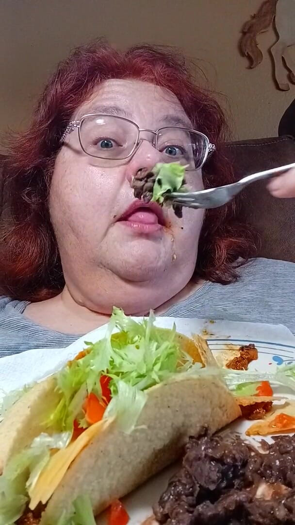 BBW nurse Vicki adventures with friends: J'ai mangé un gros dîner taco maison