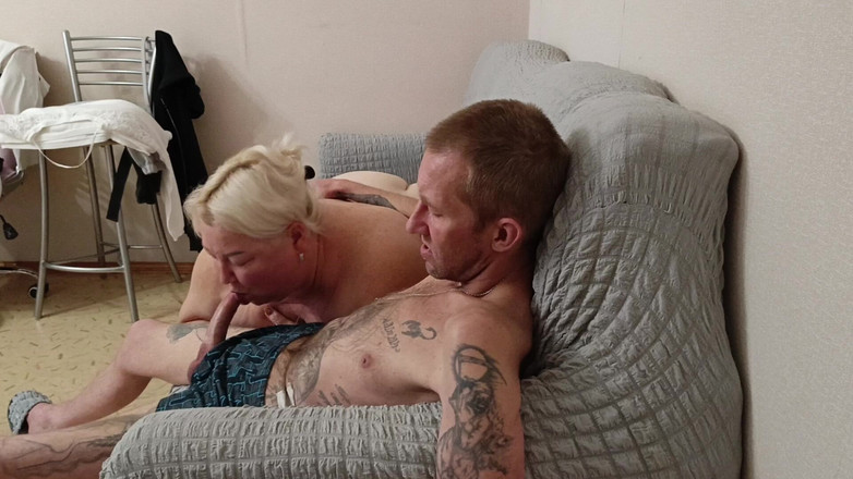 Zona901: 人妻喜欢观看邻居深喉口交并被口爆