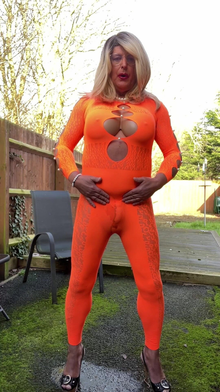 Kellycd2022: Nghiệp dư crossdresser kellycd2022 sexy milf đi tiểu trong bodysuit của...