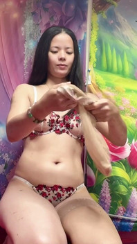 娇小可爱的身材裸体穿裙