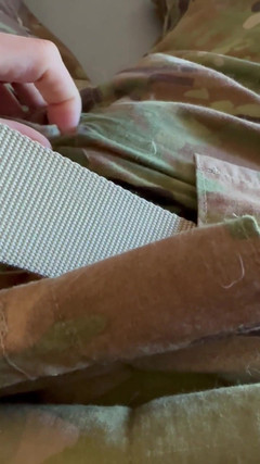Gay Soldier Stuff: Solider dell'esercito in uniforme si masturba il suo cazzo duro...