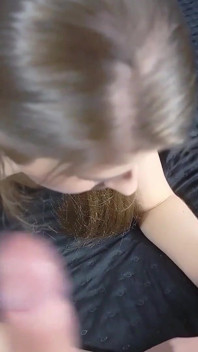 Il fratellastro aiuta la sorellastra a fare un porno cornuto per il suo ragazzo.