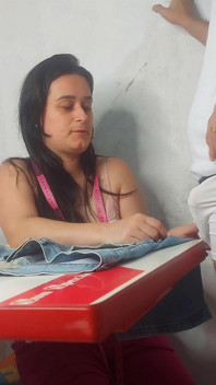 Seamstress Menonton Ereksi Pelanggan!