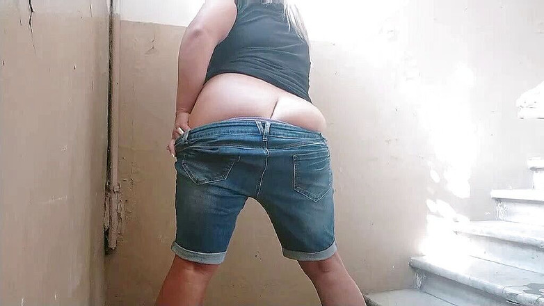 Sunny Loveli: Buitenshuis beginnen bbw kont uitkleden