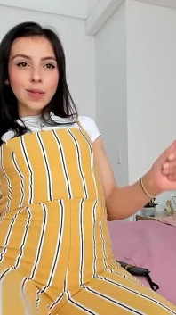 Roztomilá Alice roztomilá děvka s roztomilým obličejem ti masturbuje penis svými jemnýma rukama a dělá ti mastnou footjob