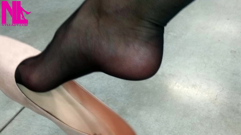 Nyllady: Atârnând în Rose Ballet Flats într-un magazin