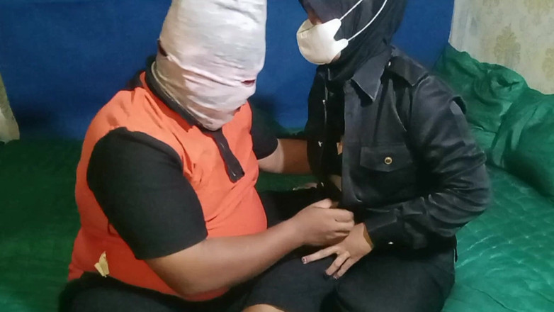 Babang endut: Blowjob batang oleh pengawal keselamatan wanita