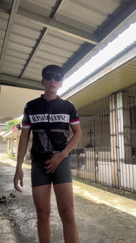 Tesão de ciclista garoto ao ar livre masturbação