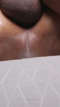 Semental muscular folla twink latino a pelo sin cortar