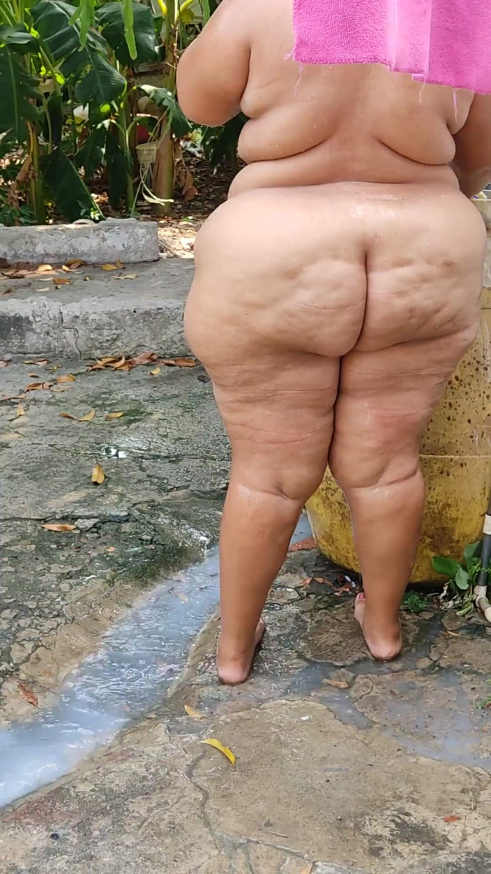 Gordita Culo Rico: My Stepson Spies on Me While I Bathe in the...