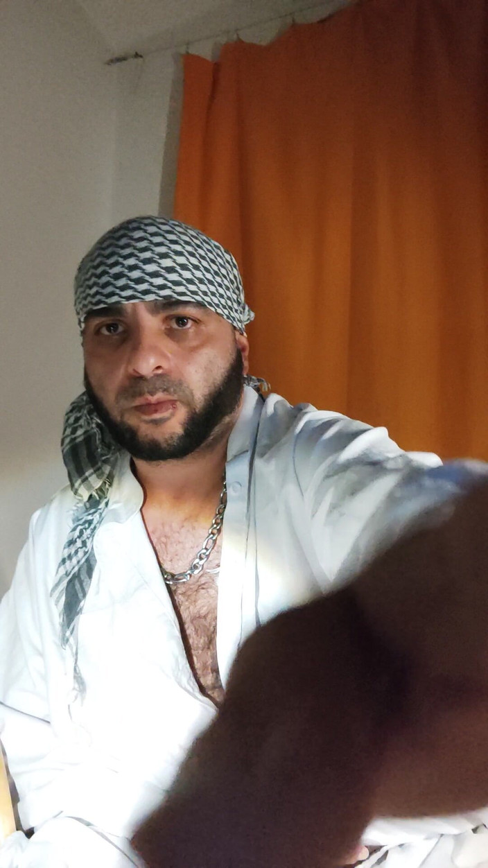 SmokedAlloy2: Dirtyjunkbro oblečený jako Afghánec, si hraje s jeho špinavý penis