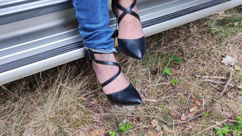 Nylon Betty: Outdoor Nylon Footjob and Heels