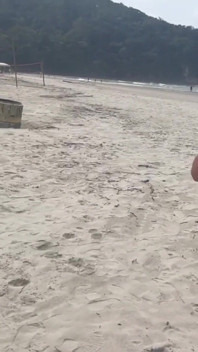 Di pantai dengan bikini thong menunjukkan pantat besar saya