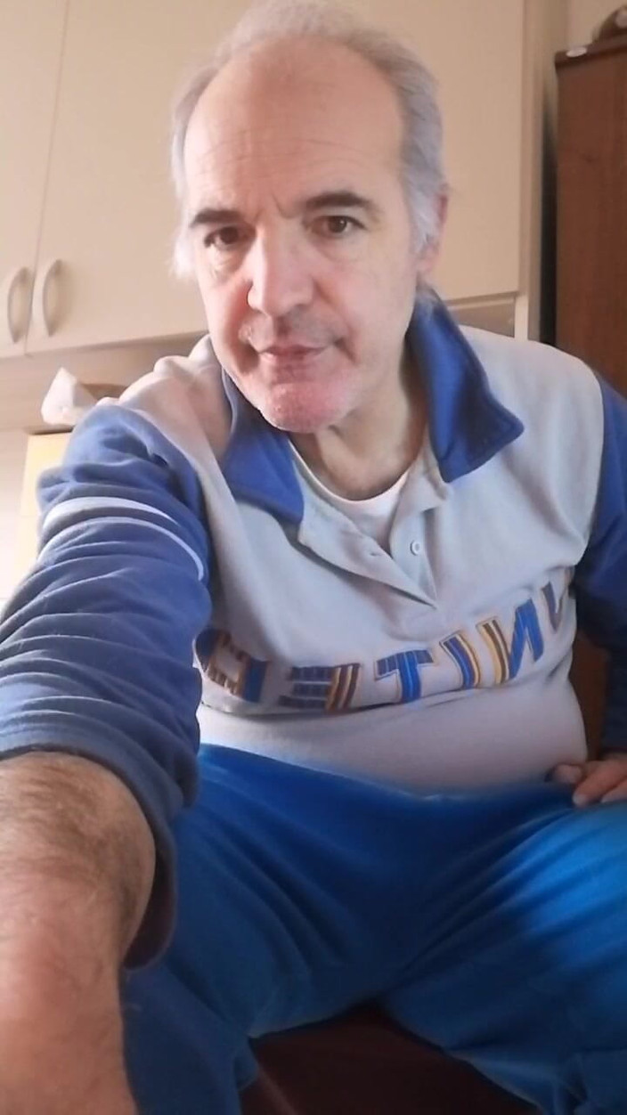 Setesesso7: Aku menyentak penisku yang keras dan memasukkan jari-jariku ke pantatku...