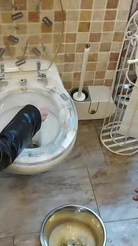 Miss Alessa milano füttert von der toilette, teil 2
