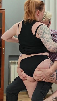 Una Romantica Coppia Sposata Ritorna Dal Teatro E Inizia a Divertirsi. Si Baciano, Leccano La Figa E Fanno Sesso.