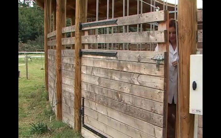 Little World: Dvě nadržené děvky šukají zadek ve stájí a stříkají na jejich...