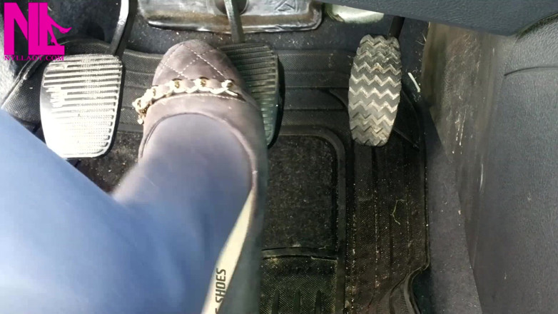 Nyllady: in grijze flats met kettingen in mp4format