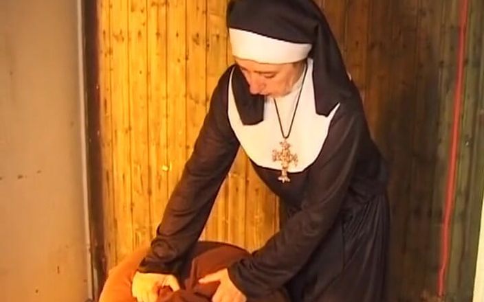 Deutsche XXX Filme: Biarawati nakal jerman mengikat suaminya dan mendominasi pria itu di...