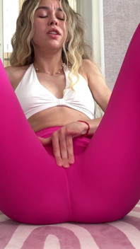 Yoga-session wird zu sahniger orgasmus-session - zierliche russin beim masturbieren beim yoga erwischt