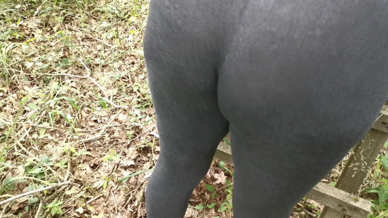 Bouncy Tits Action: Výprask zadku venku ve spandexu