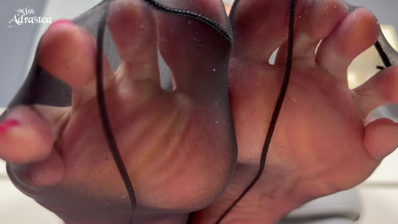 Miss Adrastea: Adore mes pieds odorants, humides, chauds et soyeux ! - Domination en...
