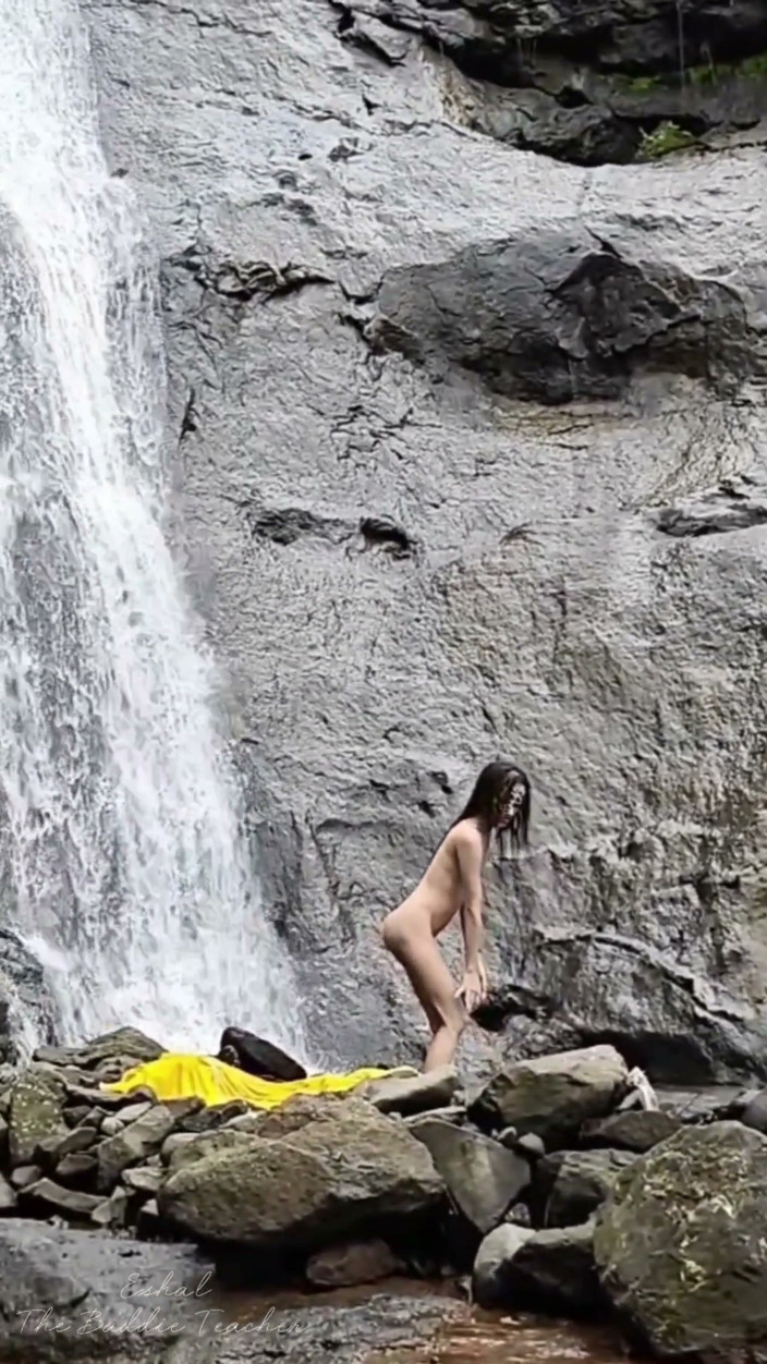 Eshal_Indianbaddie: The Desi Girl From the Street Took off Her Saree...