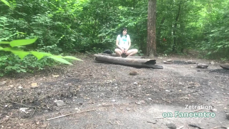 Zetration: Она ублажает ее киску сладкой милфы-брюнетки в лесу, а я тайно наблюдаю за ней!
