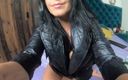 MILFy Calla: Orta yaşlı seksi kadın uzun siyah yağmurluk giyerken mastürbasyon yapıyor...