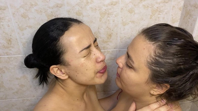 zoemelissa: Wet Lesbian Kisses with Lots of Saliva and Spit