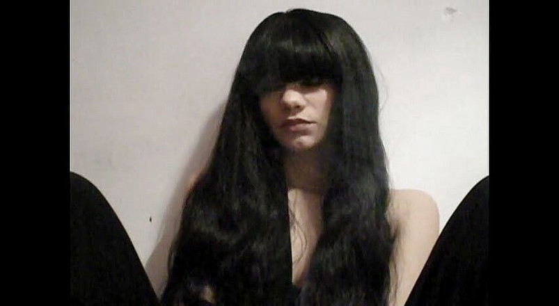 Femdom Austria: Uzun saçlı kaltak sigara içiyor