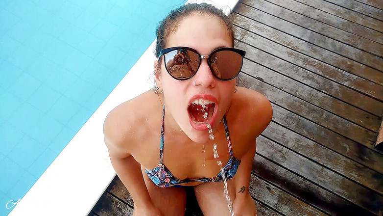 April BigAss: Minum kencing - tempat umum kolam renang