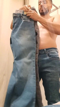 Urinando em um banheiro e se masturbando no vestiário da loja