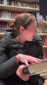 Einkaufen für Bücher mit meinem Vibrator! Hoffentlich komme ich nicht zu laut!