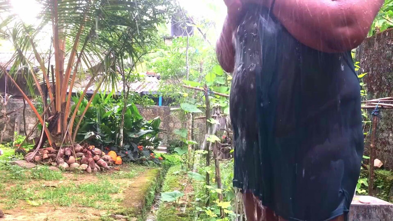 Naughty Jaanu: India desi bhabhi afuera bañándose vistiendo ver a través de...