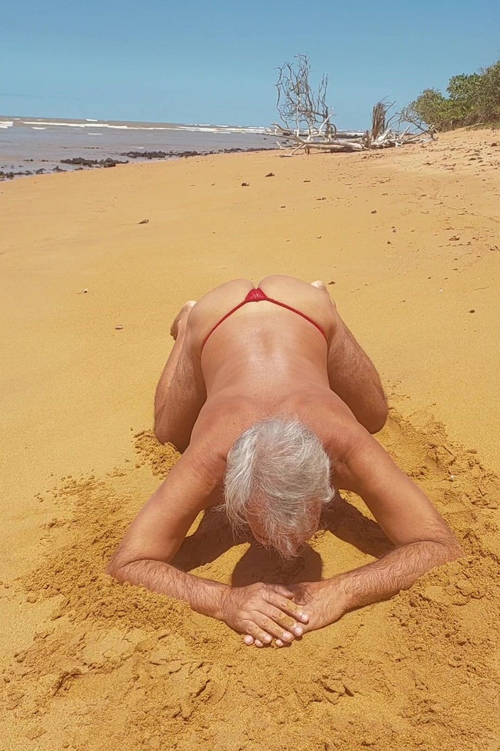 Ladysilvas: Ladysilva Transsexuală pe plajă în chiloți expunându-și curul sexy