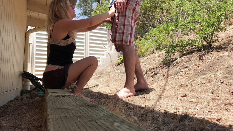 Erin Electra: Секретар бере член в обідній час